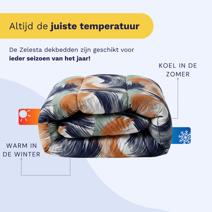 Afgebeeld is een opgevouwen Zelesta Wonderbed - Urban Brush dekbed met een blauw, oranje en wit verenpatroon. Ideaal voor alle seizoenen - warm in de winter en koel in de zomer. Perfect als anti-allergisch dekbed voor comfort het hele jaar door.