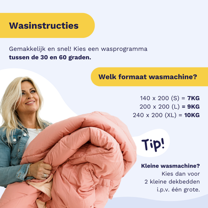 Een vrouw houdt het Zelesta Wonderbed - Natural Taupe dekbed vast. De Nederlandse tekst geeft wasinstructies en adviseert om twee kleine machines voor twee dekbedden te gebruiken, in plaats van één grote machine, om je wasbare dekbed beter schoon te krijgen.