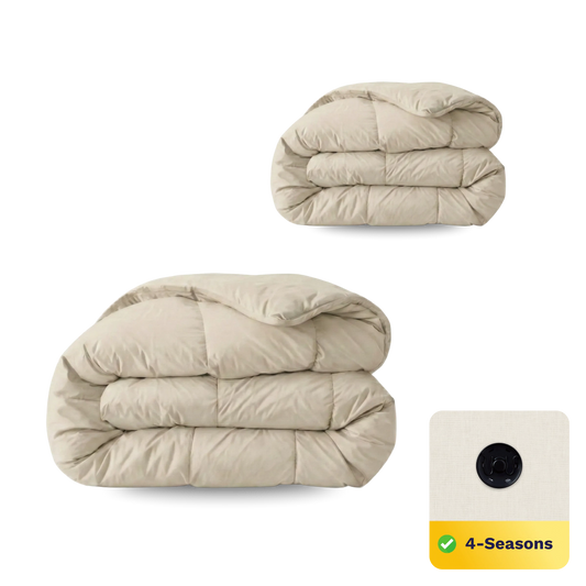Twee Zelesta Wonderbed 4 Seasons Double Katoen dekbedden in Desert Sand, op elkaar gestapeld, hebben een zachte perkal katoenen textuur, een knoopdetail en een "4-seizoenen dekbed" label rechtsonder.