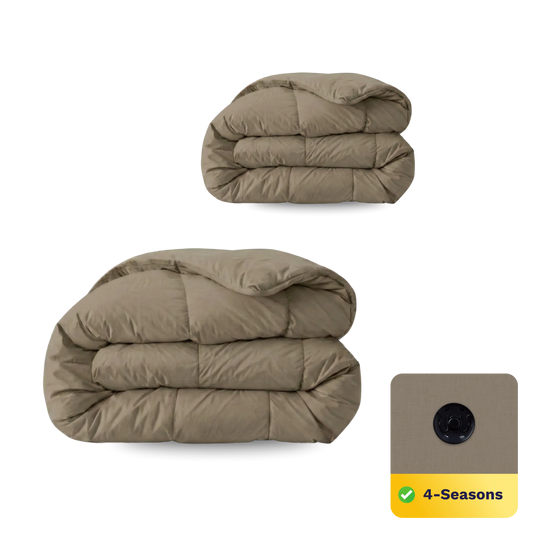 Twee Zelesta Wonderbed 4 Seasons Double dekbedden in Natural Taupe zijn gevouwen en gestapeld. Een close-up benadrukt de temperatuurregulerende stof en een 4-Seasons label met een vinkje en knoopdetail in de hoek.