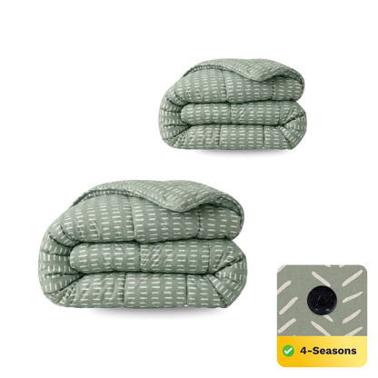 Twee gevouwen Zelesta Wonderbed 4 Seasons Double dekbedden in Olive Stitches, afgebeeld in verschillende maten. Inzet benadrukt stofdetail, knoop en label met temperatuurregulerend comfort.