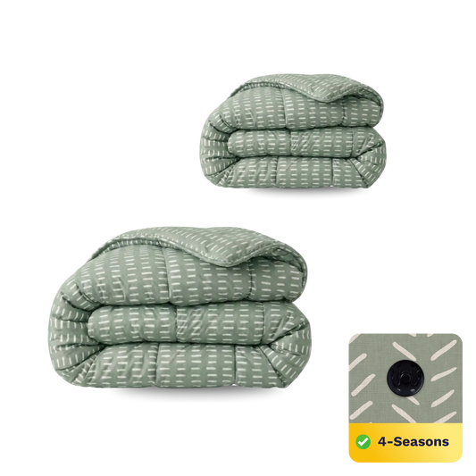 Twee gevouwen Zelesta Wonderbed 4 Seasons Double dekbedden in Olive Stitches, afgebeeld in verschillende maten. Inzet benadrukt stofdetail, knoop en label met temperatuurregulerend comfort.