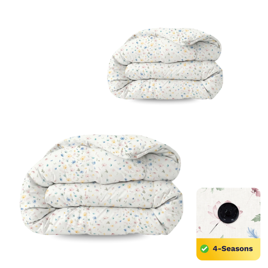 Twee gevouwen witte dekbedden met pastelkleurige bloemenprint. Inzet benadrukt de temperatuurregulerende stof en een "4-Seizoenen" label. Ervaar perfect comfort met de Zelesta Wonderbed 4 Seasons Double - Spring Bloom collectie.