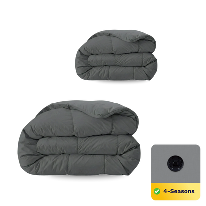 Twee gevouwen Zelesta Wonderbed 4 Seasons Double dekbedden in steengrijs worden getoond, met een inzet die de 4-seizoenen dekbed functie benadrukt en een close-up van een eenvoudig te gebruiken knop voor temperatuurregulerend comfort.