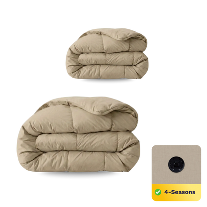 Twee Zelesta Wonderbed 4 Seasons Double Katoen dekbedden in Taupe Blush zijn gevouwen en gestapeld op een witte achtergrond. Een icoon met een vinkje en "4-Seizoenen Dekbed" benadrukt hun geschiktheid voor comfort het hele jaar door.
