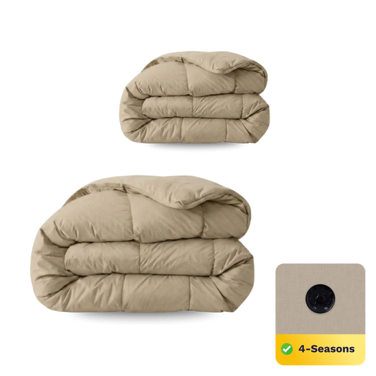 Twee Zelesta Wonderbed 4 Seasons Double Katoen dekbedden in Taupe Blush zijn gevouwen en gestapeld op een witte achtergrond. Een icoon met een vinkje en "4-Seizoenen Dekbed" benadrukt hun geschiktheid voor comfort het hele jaar door.