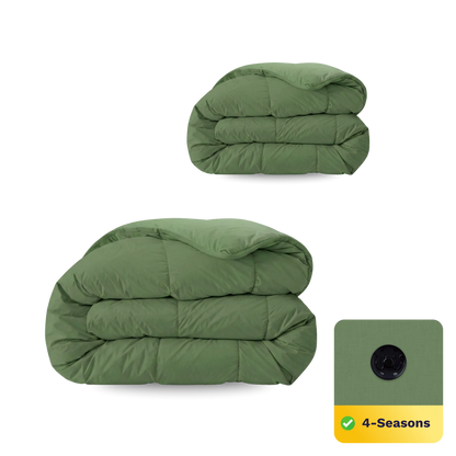 Twee Timeless Green Zelesta Wonderbed 4 Seasons Double dekbedden zijn opgevouwen, de kleinste bovenop de grootste. Een inzet toont de stoftextuur, de klep en het "4 seizoenen dekbed" label met een vinkje, dat het innovatieve kliksysteem benadrukt.