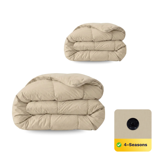 Twee gevouwen beige dekbedden, de ene groter dan de andere, zijn afgebeeld. Een close-up inzet toont de stof en de knoop met het label "4-Seizoenen". Het Zelesta Wonderbed 4 Seasons Double - Warm Sand biedt het hele jaar door temperatuurregulerend comfort.