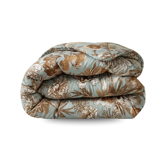 Een Zelesta Wonderbed - Botanic Chique dekbed, netjes gevouwen op een witte achtergrond.