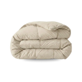 Een Zelesta Wonderbed Katoen - Desert Sand dekbed, gewatteerd en netjes gevouwen op een witte ondergrond, is perfect voor een hotelbeleving slaapkamer en is handig wasbaar.