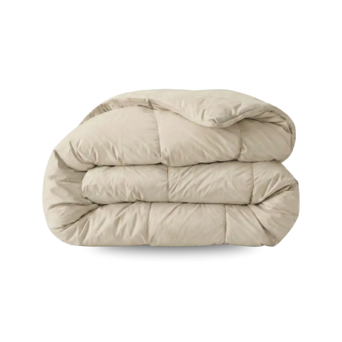 Een Zelesta Wonderbed Katoen - Desert Sand dekbed, gewatteerd en netjes gevouwen op een witte ondergrond, is perfect voor een hotelbeleving slaapkamer en is handig wasbaar.