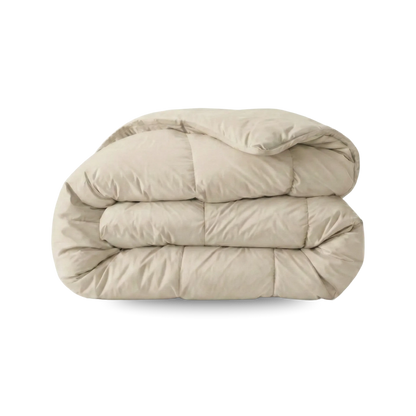 Een Zelesta Wonderbed Katoen - Desert Sand dekbed, gewatteerd en netjes gevouwen op een witte ondergrond, is perfect voor een hotelbeleving slaapkamer en is handig wasbaar.