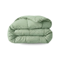 Een Zelesta Wonderbed Katoen dekbed in Natural Green, netjes doorgestikt en gevouwen tegen een effen witte achtergrond.