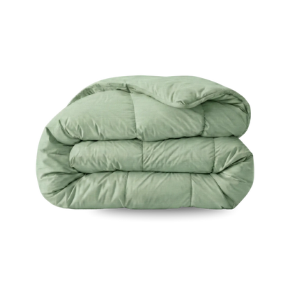 Een Zelesta Wonderbed Katoen dekbed in Natural Green, netjes doorgestikt en gevouwen tegen een effen witte achtergrond.