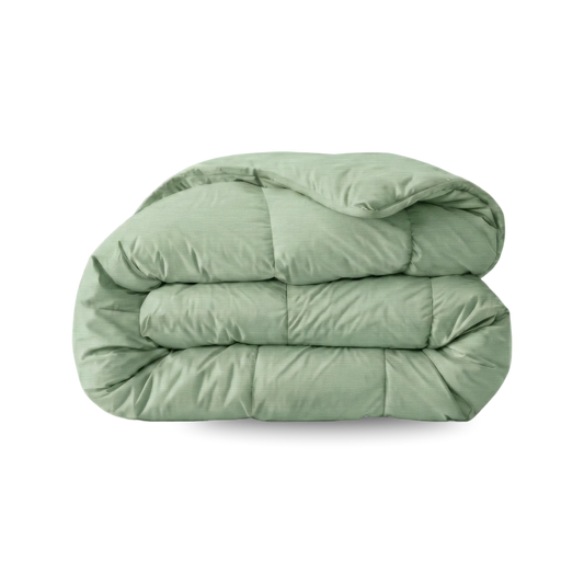 Een Zelesta Wonderbed Katoen dekbed in Natural Green, netjes doorgestikt en gevouwen tegen een effen witte achtergrond.
