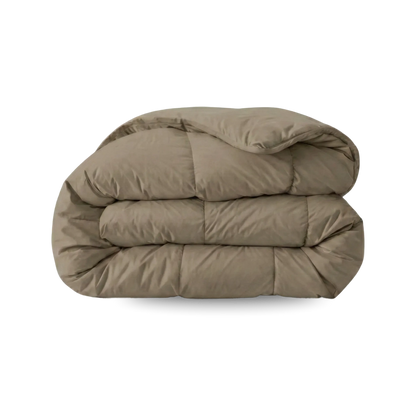 Een gevouwen, lichtbruin dekbed met een doorgestikt patroon - het Zelesta Wonderbed - Natural Taupe - staat tegen een effen witte achtergrond.