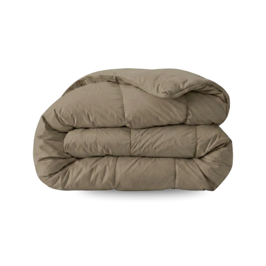 Een gevouwen, lichtbruin dekbed met een doorgestikt patroon - het Zelesta Wonderbed - Natural Taupe - staat tegen een effen witte achtergrond.