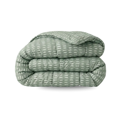 Een opgevouwen Zelesta Wonderbed - Olive Stitches dekbed, groen met witte stippellijnen, anti-allergisch en wasbaar, op een effen witte achtergrond.