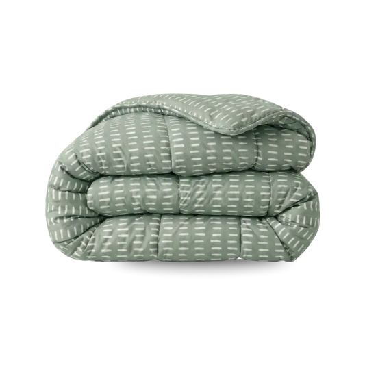 Een opgevouwen Zelesta Wonderbed - Olive Stitches dekbed, groen met witte stippellijnen, anti-allergisch en wasbaar, op een effen witte achtergrond.