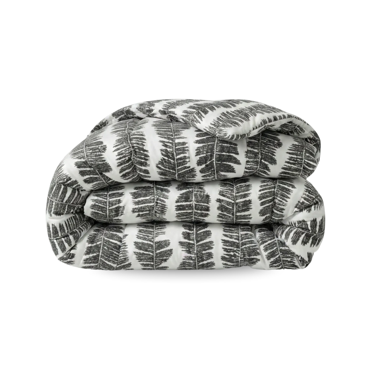 Een opgevouwen Zelesta Wonderbed - Savanna Feather dekbed, met een zwart-wit varenbladmotief op wit, wordt getoond tegen een effen witte achtergrond en brengt hotelbeleving slaapkamer in huis.