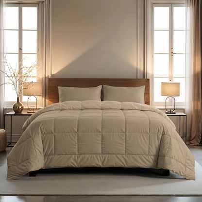 Een netjes opgemaakt bed met het Zelesta Wonderbed 4 Seasons Double Katoen - Taupe Blush dekbed en twee kussens, omlijst door nachtkastjes en beige gordijnen - een ideale omgeving voor rustgevende nachten het hele jaar door.