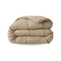 Een taupe blush Zelesta Wonderbed Katoen dekbed is netjes gevouwen tegen een witte achtergrond, perfect voor een hotelbeleving slaapkamer en eenvoudig te onderhouden als wasbaar dekbed.