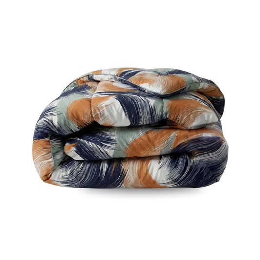 Het Zelesta Wonderbed - Urban Brush is een gevouwen anti-allergie dekbed met een marineblauw, oranje, groen en wit verenpatroon op een effen achtergrond.