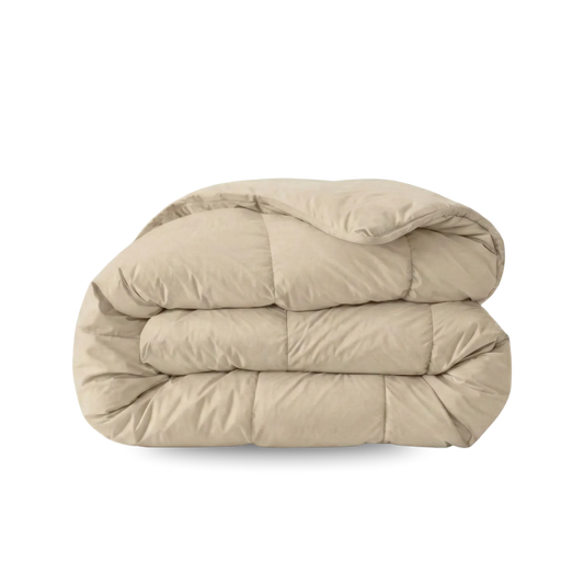 Een Zelesta Wonderbed - Warm Sand dekbed, beige met een doorgestikt dessin, anti-allergisch en wasbaar, is opgevouwen en geplaatst op een effen witte ondergrond.