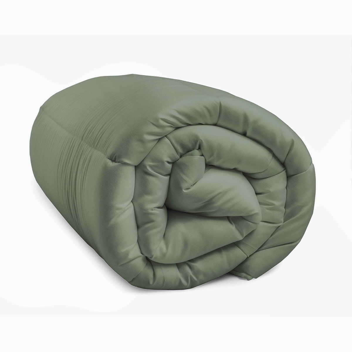 Het Zelesta Royalbed - Pastel Green, een dekbed voor alle seizoenen, is opgerold te zien op een effen witte achtergrond, wat het veelzijdige en knusse ontwerp benadrukt.