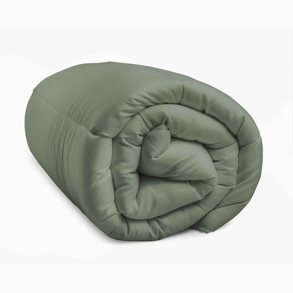 Het Zelesta Royalbed - Pastel Green, een dekbed voor alle seizoenen, is opgerold te zien op een effen witte achtergrond, wat het veelzijdige en knusse ontwerp benadrukt.
