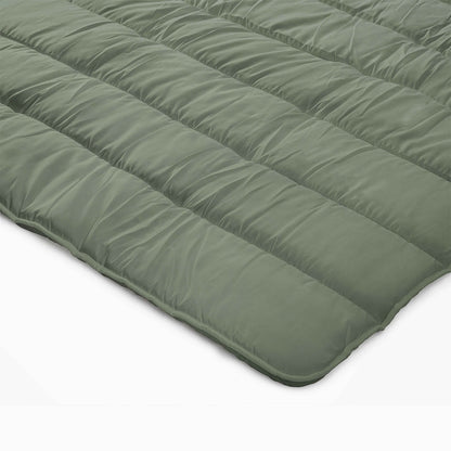 Het Zelesta Royalbed - Pastel Green, een rechthoekig doorgestikt all-season dekbed, wordt plat uitgelegd op een witte achtergrond.
