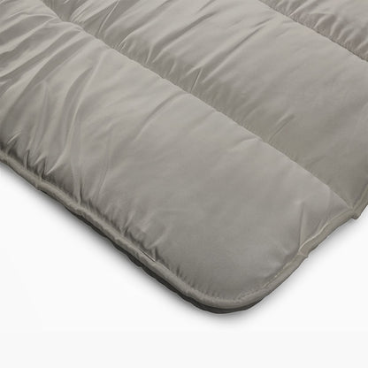 Close-up van het Zelesta Royalbed - Tender Grey, een grijs gewatteerd matraskussen of topper met een zacht, glad oppervlak en gestikte rechthoeken - perfect als dekbed voor alle seizoenen of dekbed en overtrek in één.