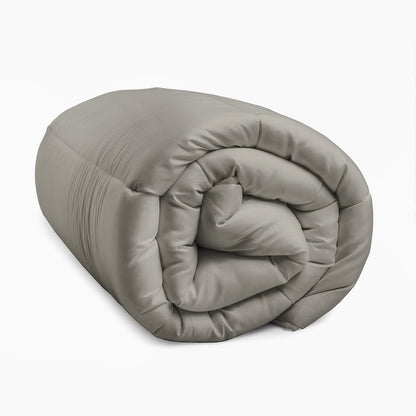 Een opgerold Zelesta Royalbed - Tender Grey all-season dekbed en overtrek in één wordt getoond op een witte achtergrond.