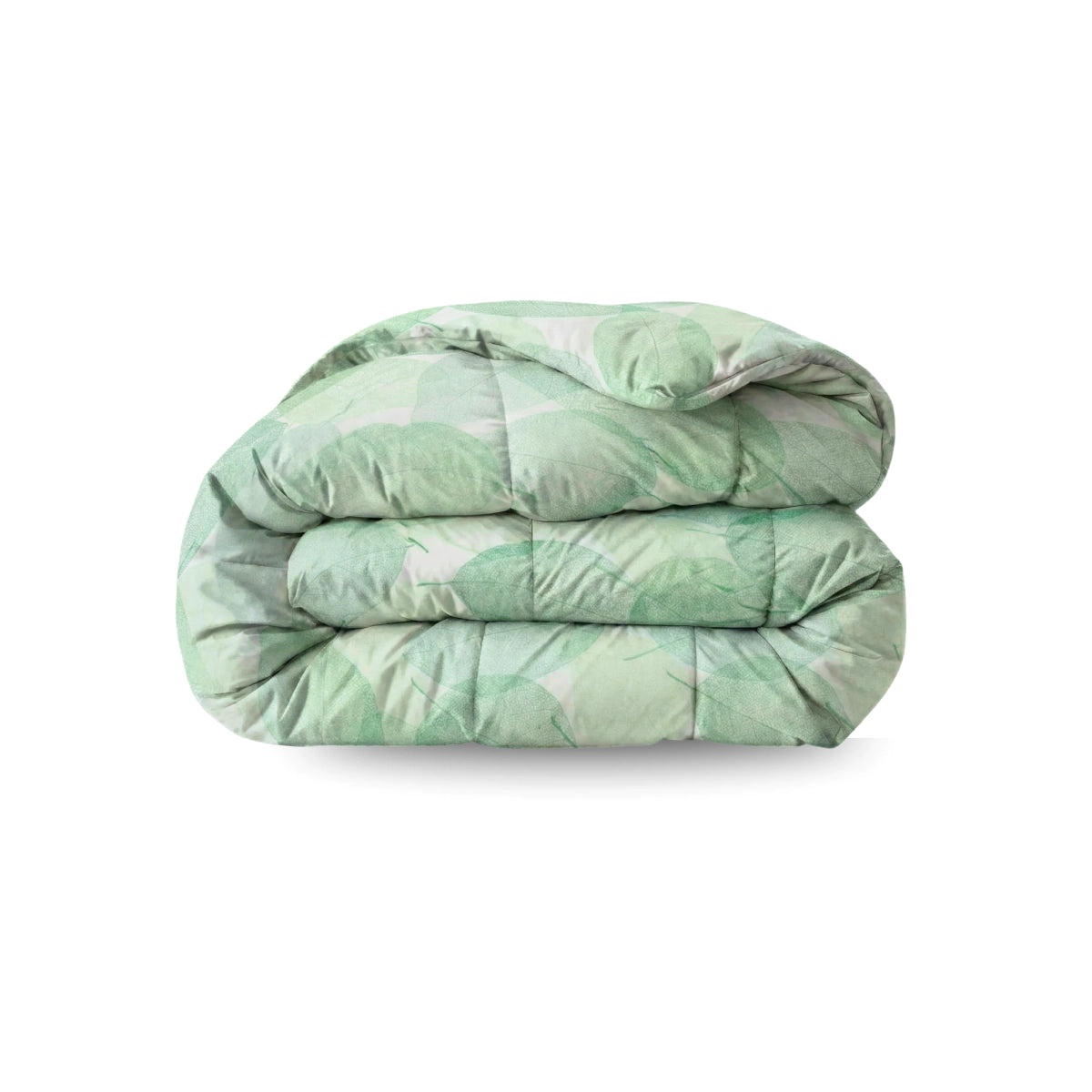 Het Zelesta Wonderbed - Fresh Leaf is een lichtgroen, anti-allergie dekbed met een subtiel bladmotief, netjes gevouwen op een witte achtergrond - ideaal om thuis een verfrissende hotelervaring te creëren.