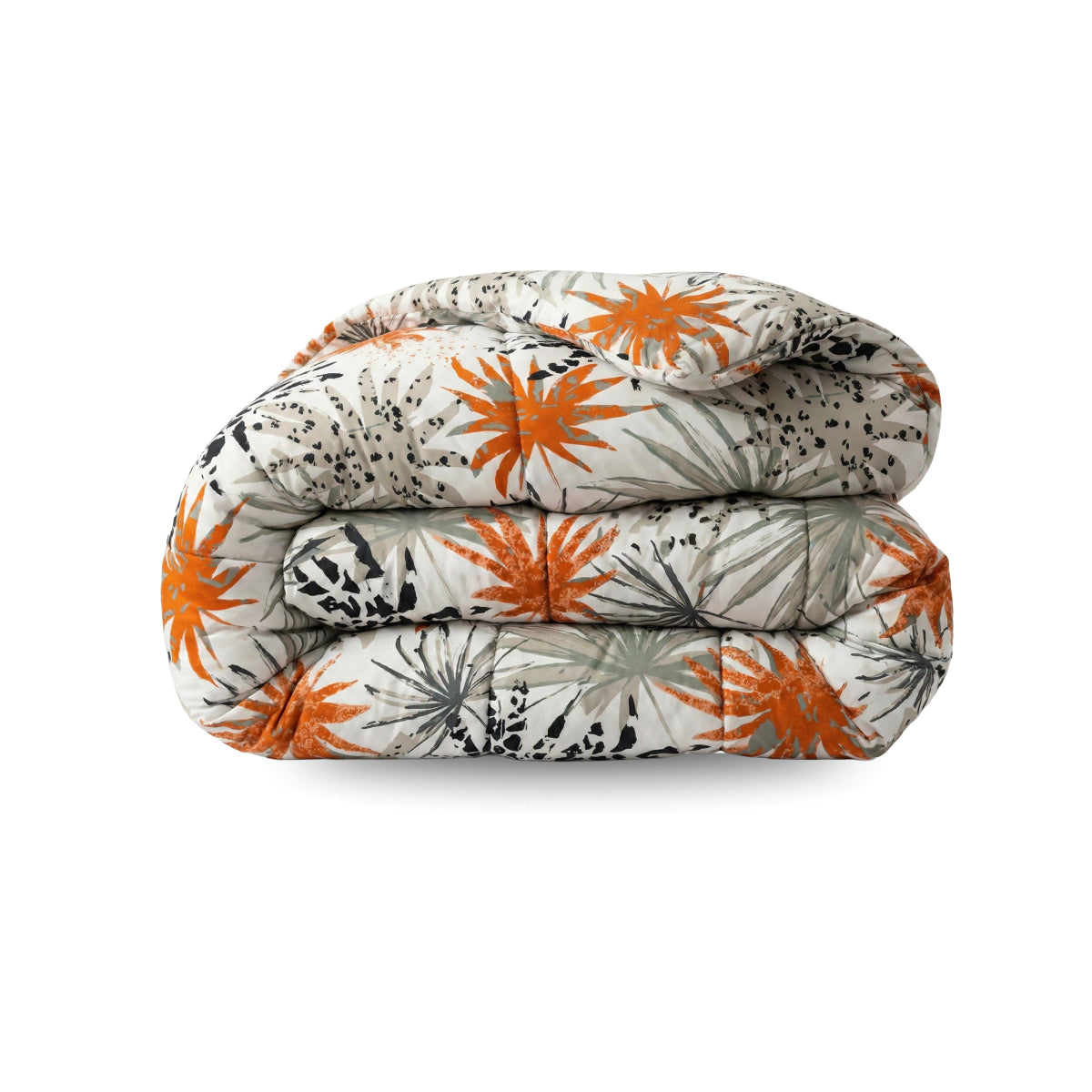 Het Zelesta Wonderbed - Jungle Vibe heeft een gevouwen dekbed met een oranje, groene en zwarte botanische print op wit - ideaal voor een slaapkamer in hotelstijl en als anti-allergie dekbed.
