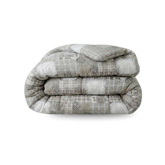 Het Zelesta Wonderbed - Patchwork Hearts is een gevouwen, dikke quilt met een neutraal patchworkpatroon, afgebeeld tegen een witte achtergrond. Dit wasbare dekbed combineert stijlvol design met praktisch comfort.