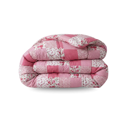 Het Zelesta Wonderbed - Patchwork Pink is een stijlvolle gevouwen quilt met roze en witte bloemen- en ruitmotieven op een effen witte achtergrond - perfect voor dagelijks comfort en functionaliteit.