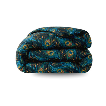 Het Zelesta Wonderbed - Pauwenveren is een gevouwen dekbed met een donkerblauw en groen pauwenverenpatroon op wit. Het is een anti-allergisch, wasbaar dekbed voor gemakkelijk onderhoud.