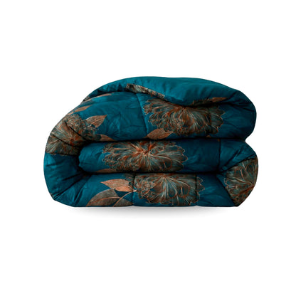 Het Zelesta Wonderbed - Royal Flowers dekbed in groenblauw heeft een groot bruin en beige bloemenpatroon, netjes gevouwen op een witte achtergrond - ideaal voor een hotelbeleving slaapkamer, en ontworpen als anti-allergisch dekbed.