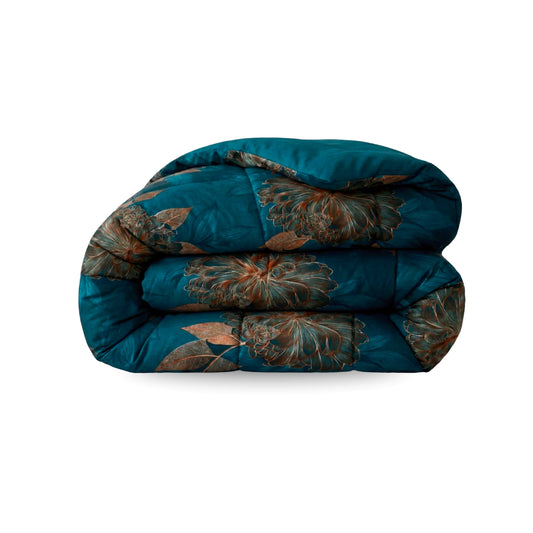 Het Zelesta Wonderbed - Royal Flowers dekbed in groenblauw heeft een groot bruin en beige bloemenpatroon, netjes gevouwen op een witte achtergrond - ideaal voor een hotelbeleving slaapkamer, en ontworpen als anti-allergisch dekbed.