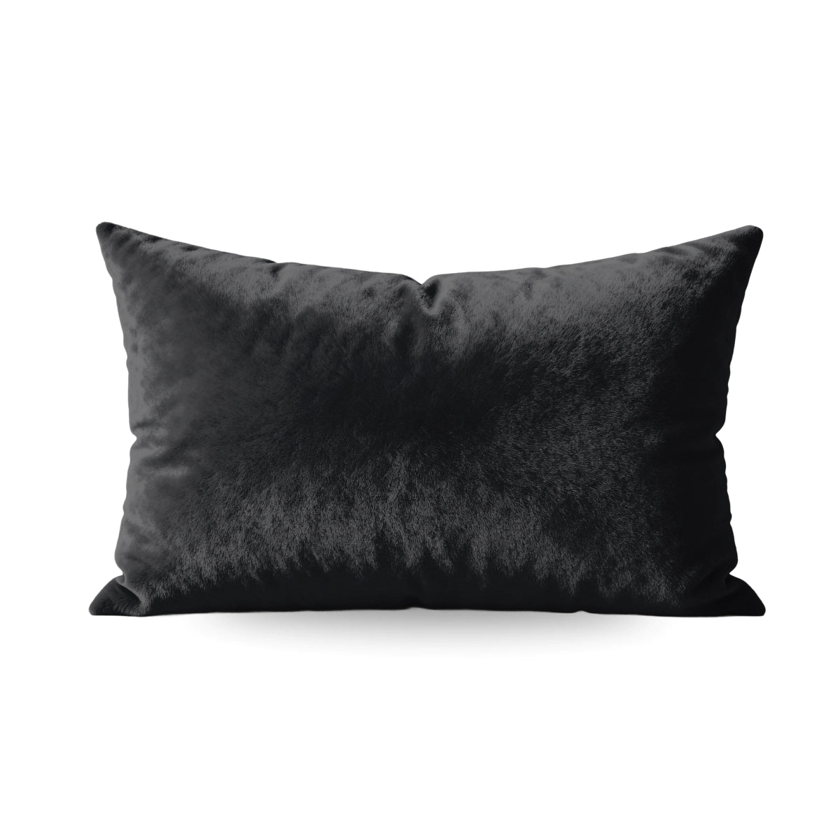 De Zelesta Flanel Uni Kussenslopen set van 2 in zwart heeft een gladde, licht glanzende fluwelen textuur en luxe rits, tegen een witte achtergrond.