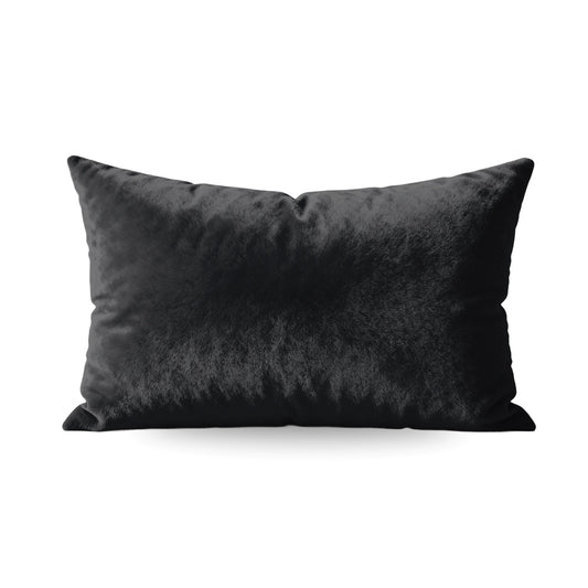 De Zelesta Flanel Uni Kussenslopen set van 2 in zwart heeft een gladde, licht glanzende fluwelen textuur en luxe rits, tegen een witte achtergrond.