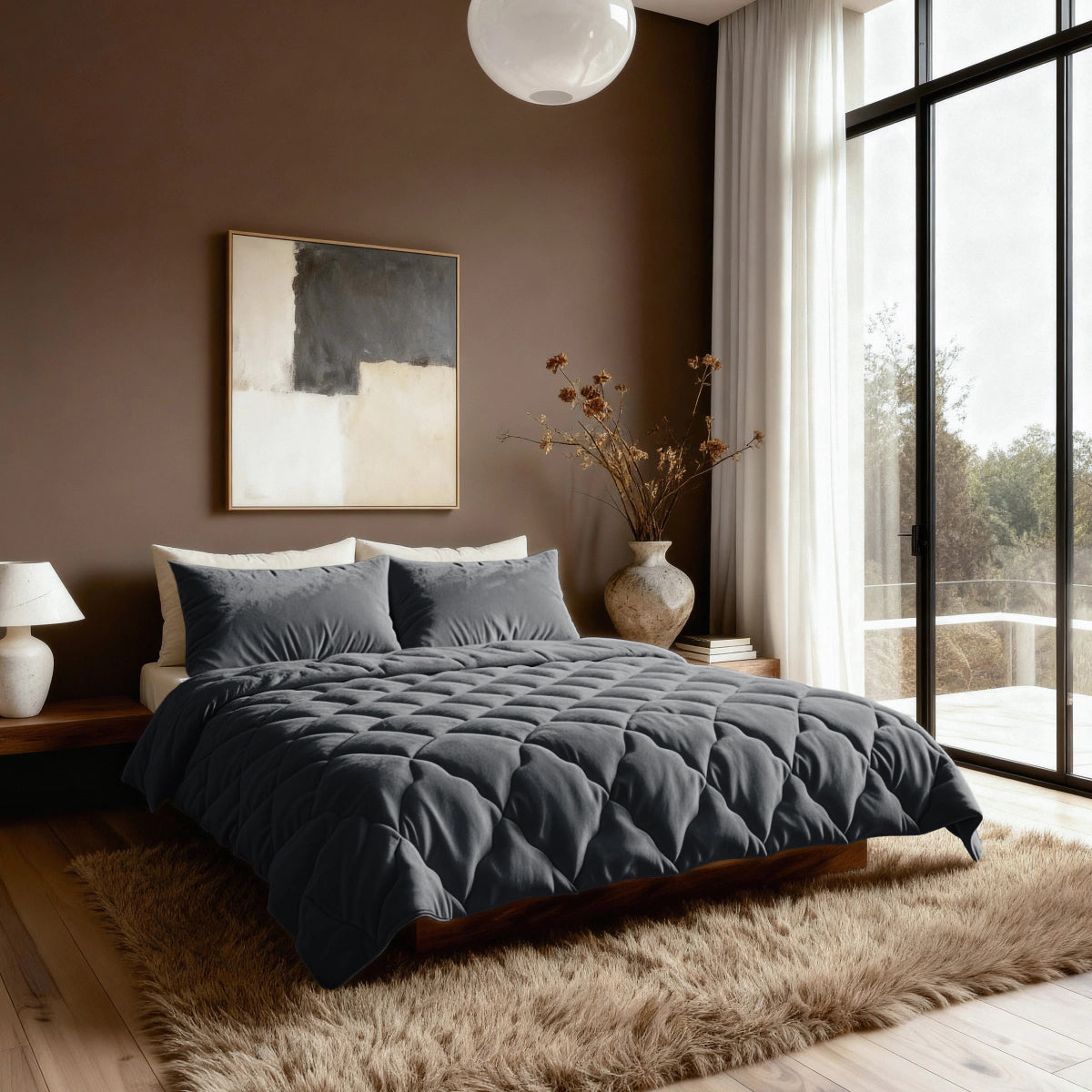 Een moderne slaapkamer is voorzien van het Zelesta Flanel Uni - Zwart dekbed, een ruig beige vloerkleed, bruine muren, abstracte kunst, een grote vaas, witte gordijnen en ramen van vloer tot plafond met uitzicht op bomen.