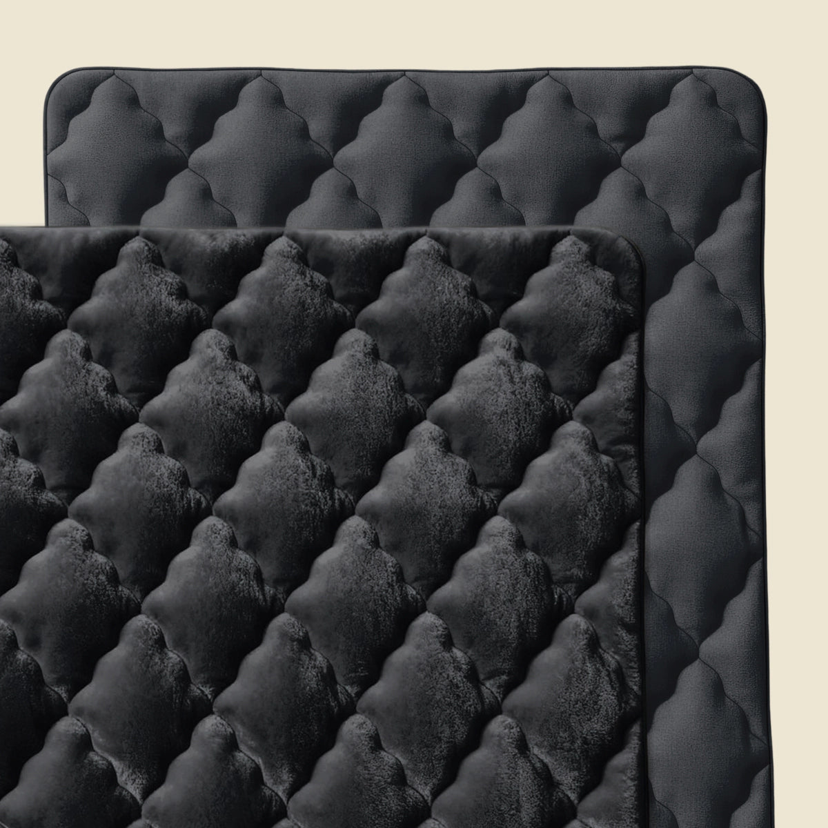 Twee zwarte Zelesta Flanel Uni - Zwart gewatteerde matten met afgeronde hoeken overlappen elkaar, met een pluche flanellen textuur aan de bovenkant en een gladde, temperatuurregulerende onderkant, tegen een lichtbeige achtergrond.