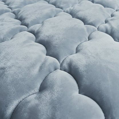 Close-up van het Zelesta Flanel Uni - Blue Mirage dekbed, met zacht, gewatteerd flanel in lichtblauw met een pluche, wolkachtige textuur - voor zacht comfort en warmte voor een ideale temperatuurregulerende dekbedervaring.