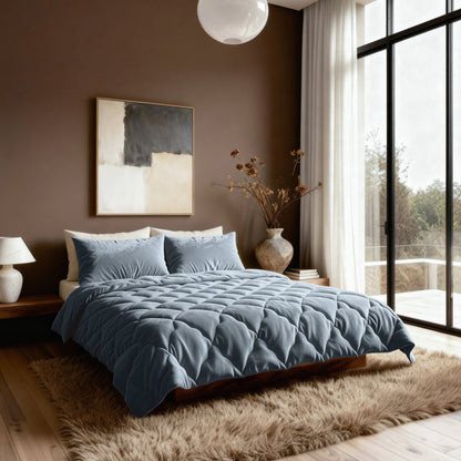 Een moderne slaapkamer met een groot Zelesta Flanel Uni - Blue Mirage dekbed, twee kussens, een donzig beige vloerkleed, abstracte muurkunst, vazen en een raam van vloer tot plafond met uitzicht op bomen. Bruine muren en houten vloeren maken de look compleet.