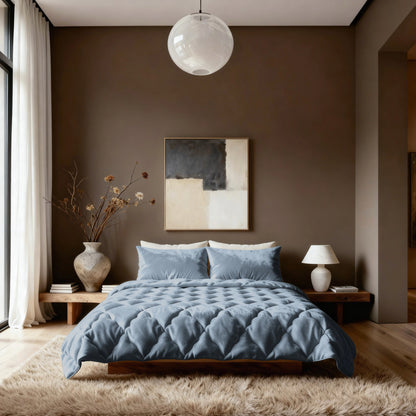 Een moderne slaapkamer met een groot bed met het Zelesta Flanel Uni - Blue Mirage dekbed, een bruine accentmuur, neutrale kunstwerken, houten nachtkastjes met vazen en lamp, een vloerkleed met structuur op een houten vloer en een ronde plafondlamp.