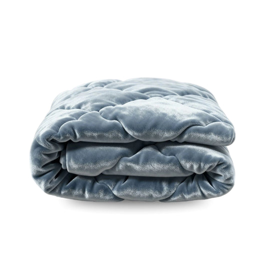 Het Zelesta Flanel Uni - Blue Mirage, een zacht, gewatteerd blauw flanel gedekt met een fluweelachtige textuur, wordt getoond tegen een witte achtergrond.