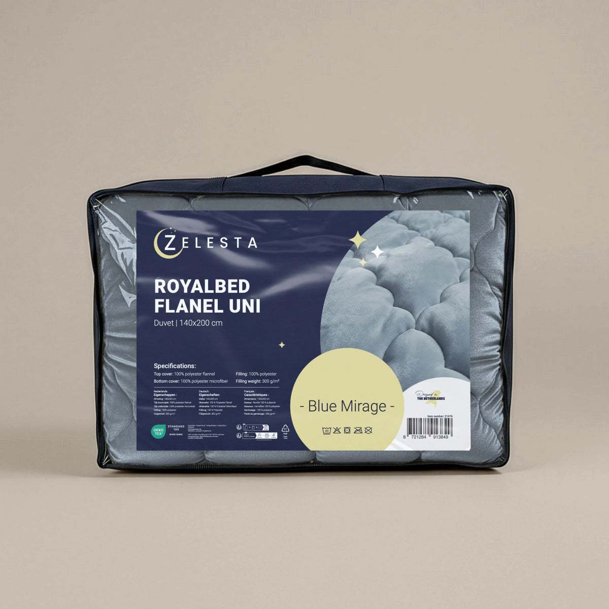 Een verpakt Zelesta Flanel Uni - Blue Mirage dekbed, afmeting 140x200 cm, wordt getoond op een effen beige achtergrond. De transparante verpakking heeft een donker label met productinformatie.