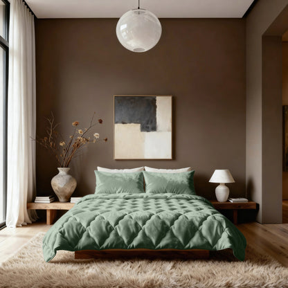 Een moderne slaapkamer met het Zelesta Flanel Uni - Groen dekbed op een laag houten bed, grote abstracte kunst boven het hoofdeinde, neutrale bruine muren, een ruig beige vloerkleed en minimalistische decoratie zoals een vaas met gedroogde takken en een tafellamp.